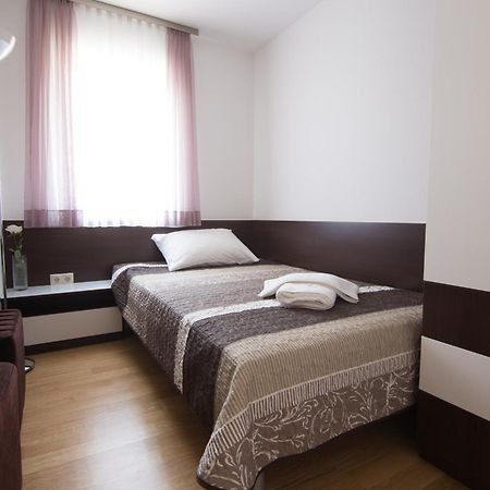 Apartments Villa Novak 1 Donji Okrug  Room photo