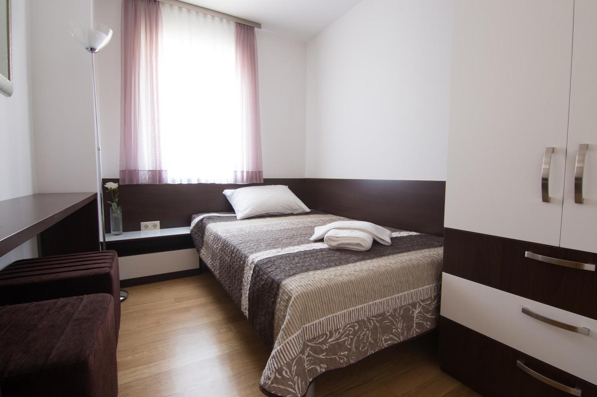 Apartments Villa Novak 1 Donji Okrug  Room photo