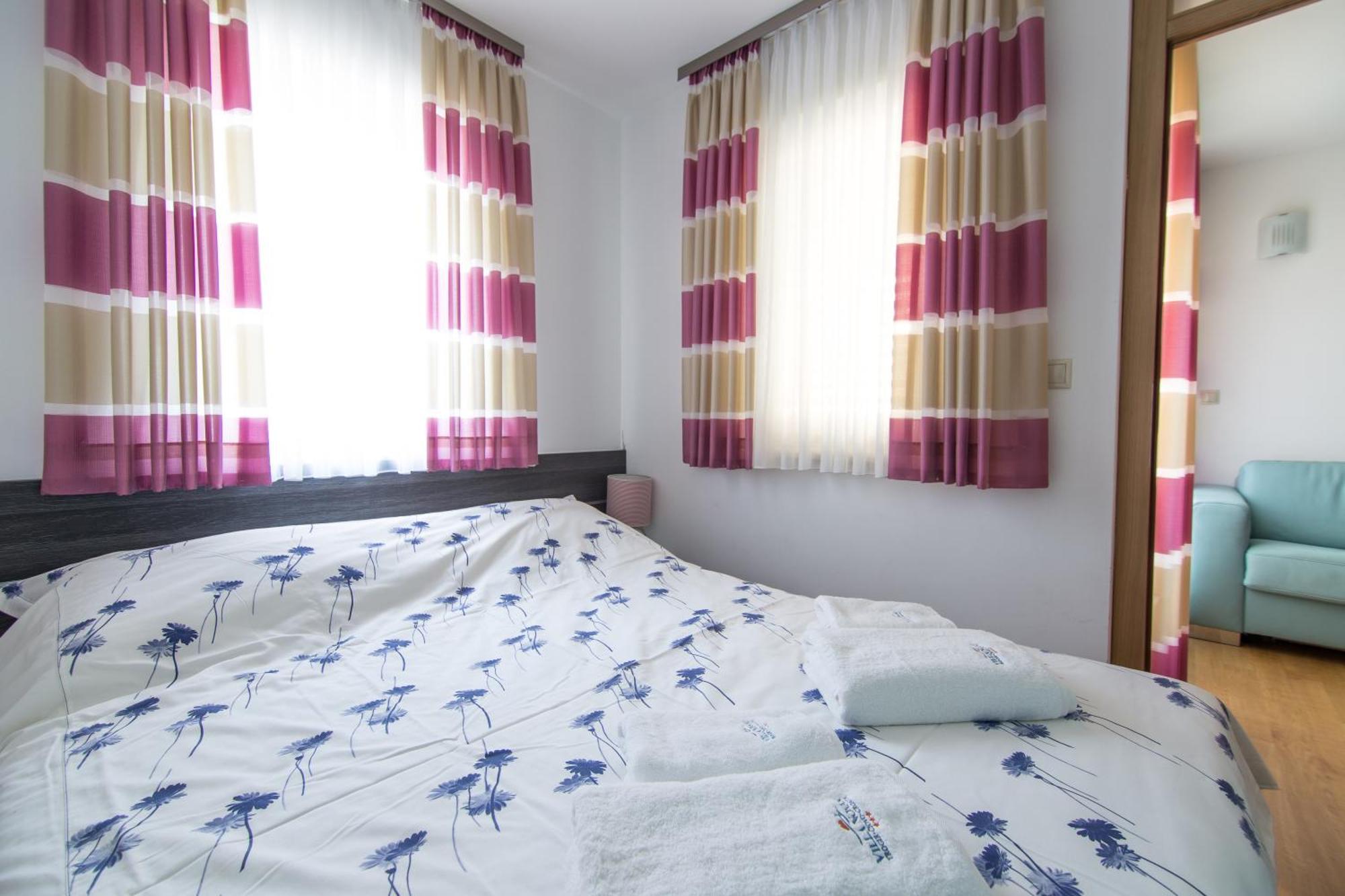 Apartments Villa Novak 1 Donji Okrug  Room photo
